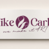 Wandschild Mike & Carlos – Produktbild Wandschild Mike & Carlos in weißer Aluminiumoptik mit bordeauxfarbenem Logo