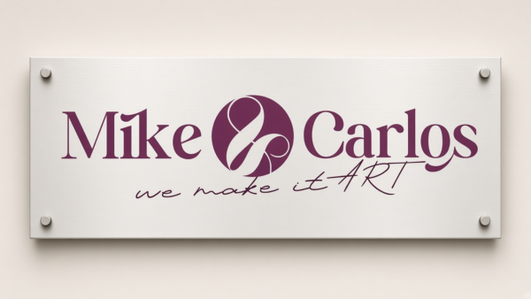 Wandschild Mike & Carlos – Produktbild Wandschild Mike & Carlos in weißer Aluminiumoptik mit bordeauxfarbenem Logo