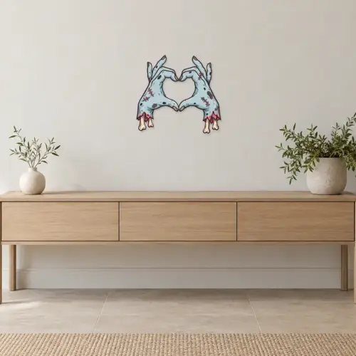 Handsheart Konturschild, 300 × 278 mm, Dibond, frontal über einer 120 cm breiten Konsole