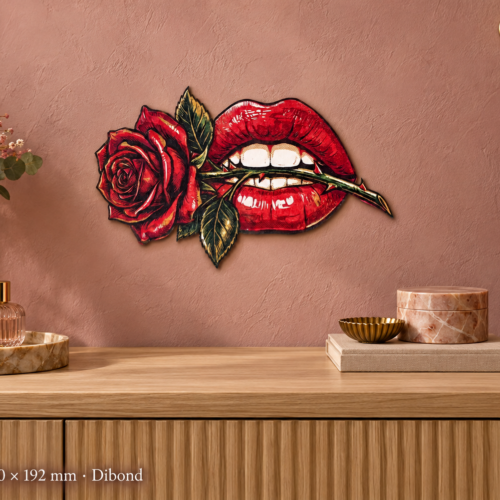 Rosenmund Konturschild aus Dibond, 300 × 192 mm, an rosa Wand in einer Boutique.