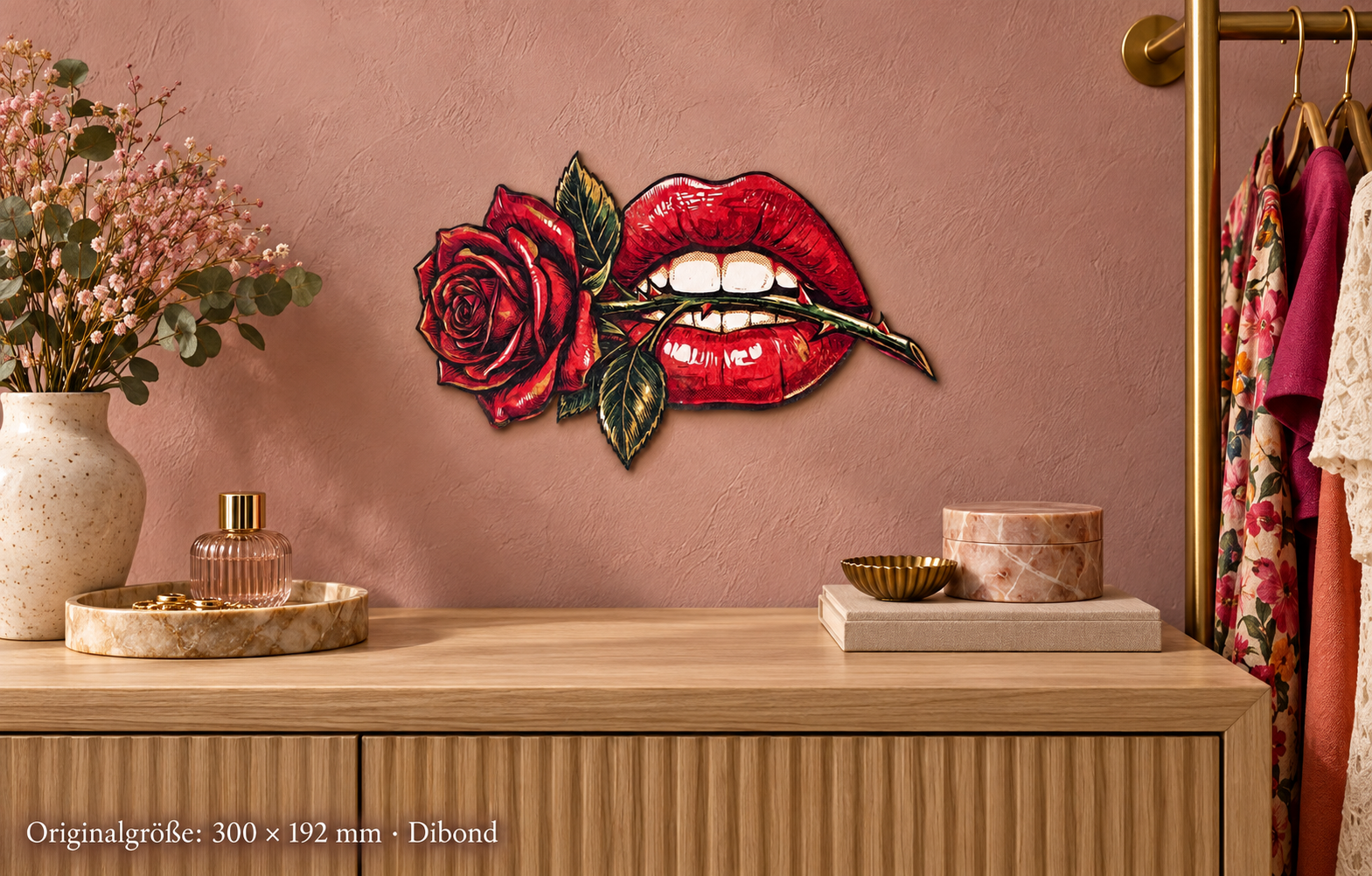 Rosenmund Konturschild aus Dibond, 300 × 192 mm, an rosa Wand in einer Boutique.