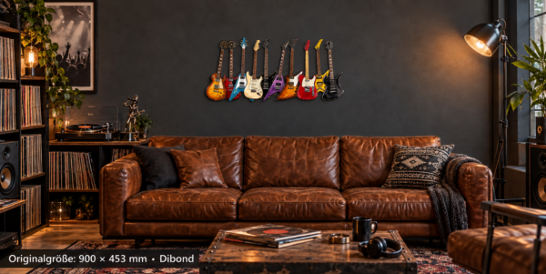 Electric Rock, 900 × 453 mm Dibond-Konturschild, über einem etwa 240 cm breiten Sofa in einer Musik-Lounge.