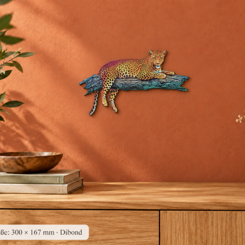Leopard – 300 × 167 mm · Dibond · closeup als Konturschild im Raum.