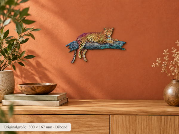 Leopard – 300 × 167 mm · Dibond · closeup als Konturschild im Raum.
