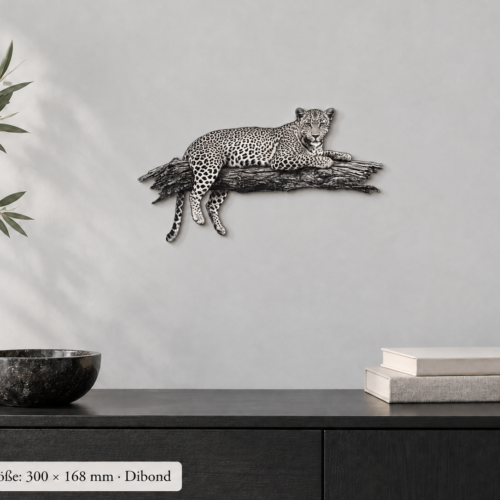 Leopard Schwarz/Weiß – 300 × 168 mm · Dibond · closeup als Konturschild im Raum.