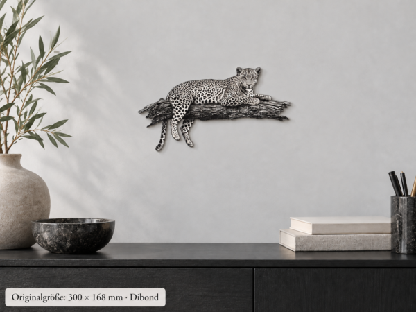 Leopard Schwarz/Weiß – 300 × 168 mm · Dibond · closeup als Konturschild im Raum.