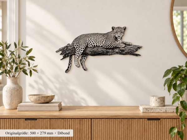 Leopard Schwarz/Weiß – 500 × 279 mm · Dibond · mittel als Konturschild im Raum.