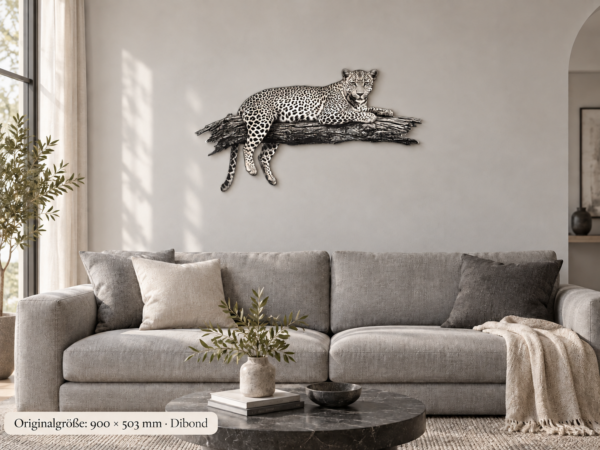 Leopard Schwarz/Weiß – 900 × 503 mm · Dibond · totale als Konturschild im Raum.